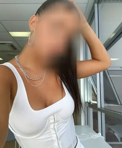 Ayla, 20